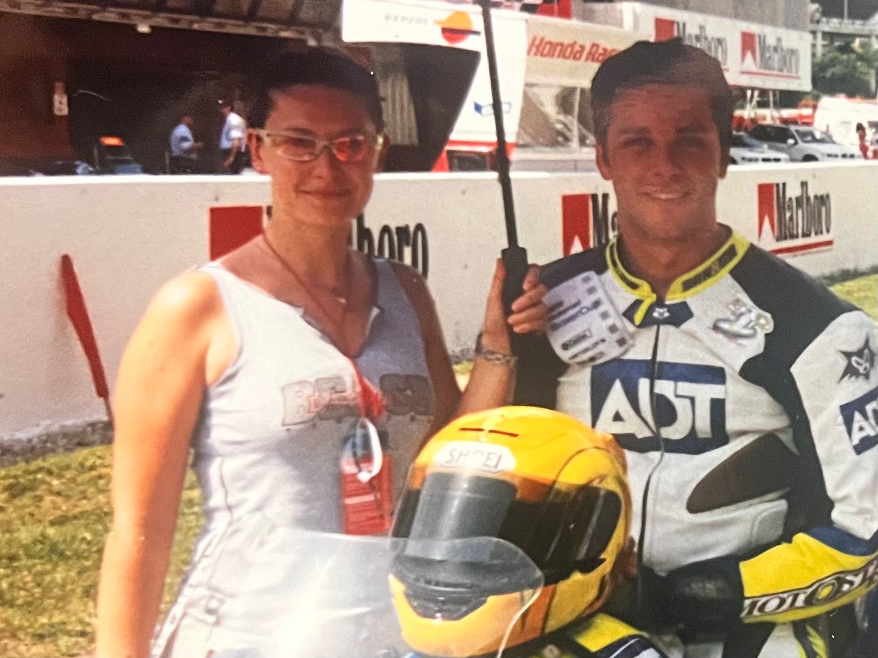 Jorge Díaz joven en el paddock con walkie-talkie, fondo Marlboro y Repsol