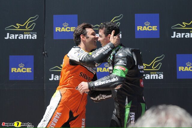 Abrazo emotivo en podio con piloto Kawasaki