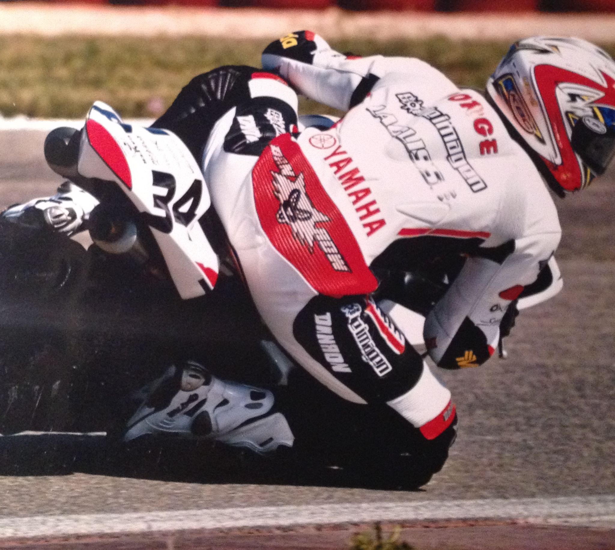 Yamaha número 34 blanca y roja en curva