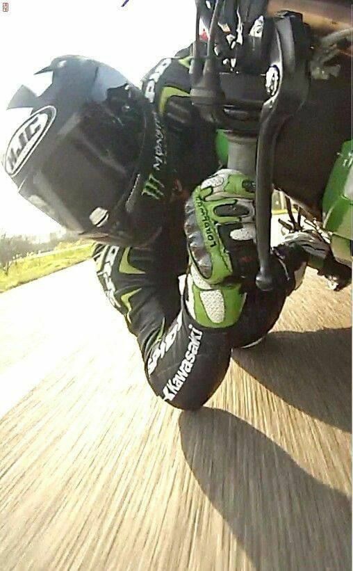 Toma POV en moto Kawasaki verde a alta velocidad
