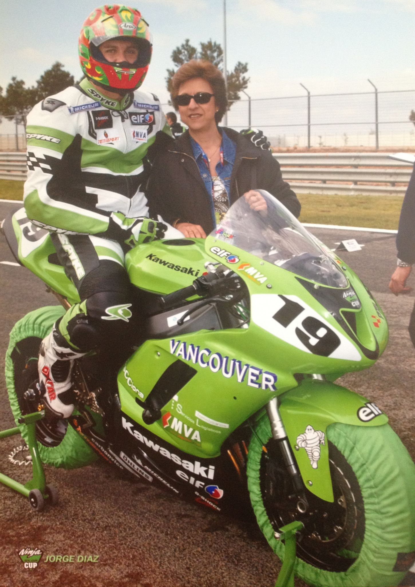 Jorge con su madre sobre Kawasaki número 19