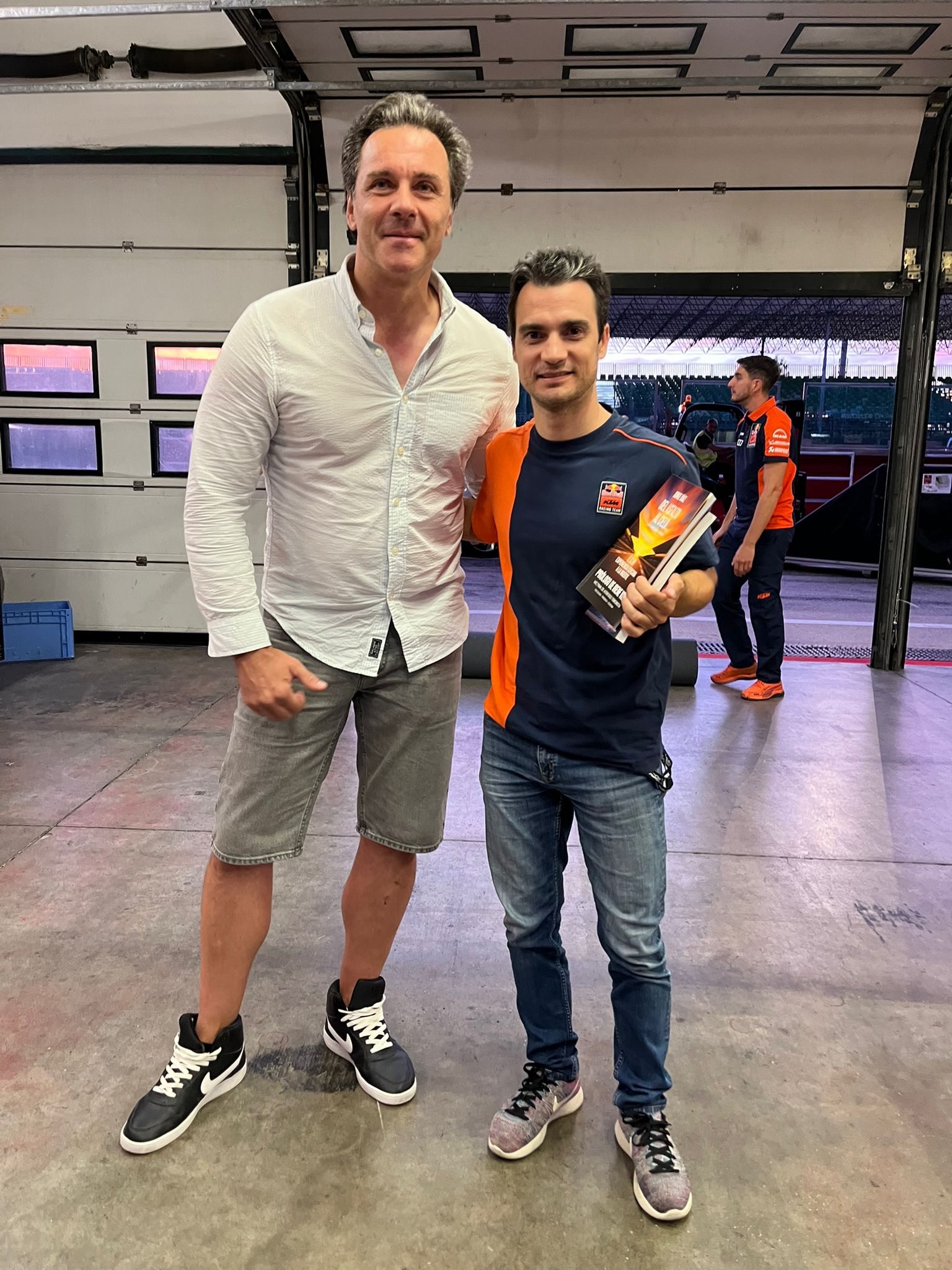 Jorge Díaz junto a Dani Pedrosa en el paddock del equipo KTM en MotoGP