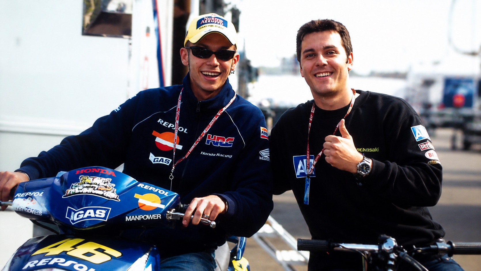 Jorge Díaz junto a Valentino Rossi en el paddock, Rossi con su mono Honda Repsol número 46